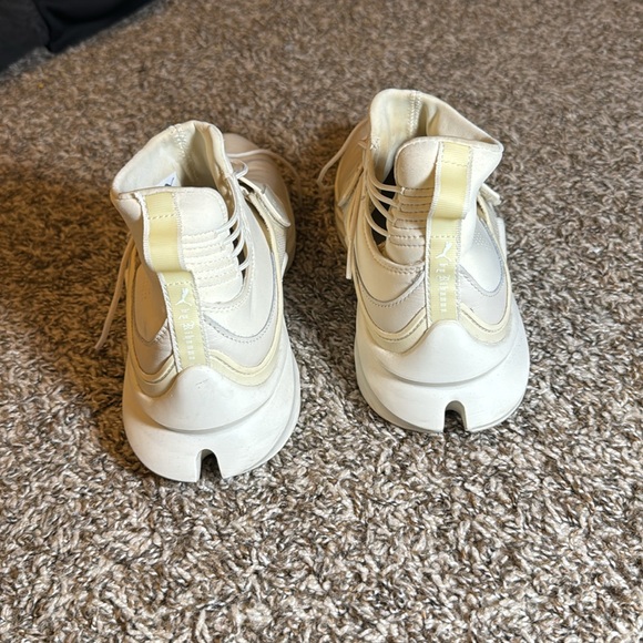 Puma Leather Hi
Rihanna Fenty - Picture 4 of 6